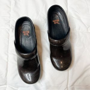 Dansko Metallic Gray and Black Abstract Line Print Clog Shoes